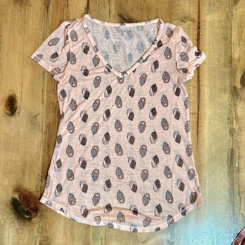 Mudd Women’s T-shirt top. Light Pink Owl pattern. Size XS. V-neck.